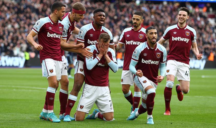 模拟经营卡牌冒险手游《冲呀！饼干人：王国》今日上线